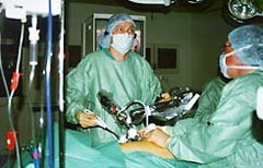 Figur 4    Operasjon med den stemmestyrte roboten Aesop som assistent. Kirurgen styrer torakoskopet med stemmen. Roboten &hellip;