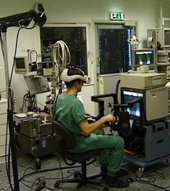 Figur 7    Operasjon med hodesporingssystemet. Tre kameraer over kirurgen monitorerer hodebevegelsene og overf&oslash;rer dem til&hellip;