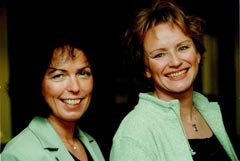 Grethe Aasved overlater ledervervet i Yngre legers forening til Bente Kristin Johansen.. Foto EJ Andersen