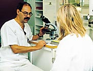 Figur 5    Vi ser legen ved mikroskopet mens en bioingeni&oslash;r utf&oslash;rer Diff-Quick hurtigfarging av utstryket. Hele prosedyren&hellip;