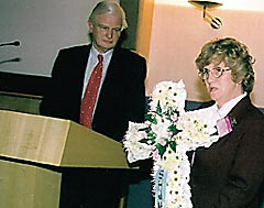 Joan Bye avbr&oslash;t sir Donald Irvine og holdt frem et blomsterprydet kors til minne om datteren som ble utsatt for&hellip;