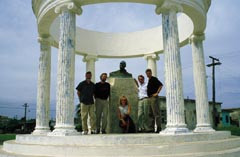 Hemingway er sterkt n&aelig;rv&aelig;rende. Fagutvalget foran minnesmerket i Cojimar