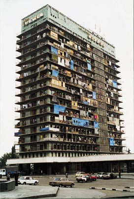 Det tidligere &aelig;rverdige hotell Iberia i Tbilisi &ndash; n&aring; hus for flyktninger. Alle foto P. Ekern