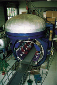 Figur 1 Trykkammeret ved Norsk Undervannsintervensjon, med plass for 18 pasienter og to sykepleiere. Foto Tom Sundar