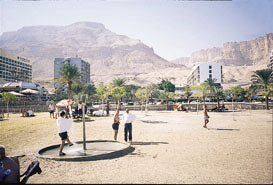 Pasientene bodde p&aring; Hotel Carlton, bygningene i bakgrunnen. Kort vei til stranden med mange ferskvannsdusjer, man kunne&hellip;
