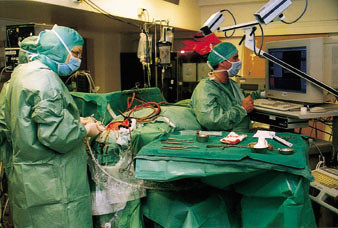 Geirmund Unsg&aring;rd tester en ny metodikk for ultralydveiledet, intraoperativ avbildning av hjernen. Over instrumentbordet er&hellip;