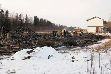De nedbrente restene av Klemetsrud helse- og sosialsenter noen timer etter brannen. Foto B. Reberg