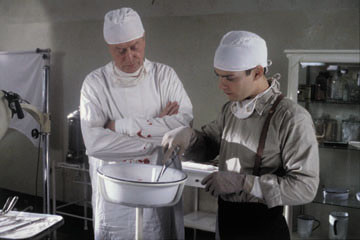 Dr. Larch (Michael Caine) og Homer (Tobey Maguire) etter et inngrep