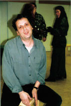 &ndash; Utfordringen ligger i &aring; gj&oslash;re folk trygge nok til &aring; st&aring; p&aring; en scene, sier teaterinstrukt&oslash;r Edvard Myska i Vildenvei&hellip;