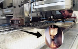 DNA-mikromatriseteknologi: en h&oslash;ypresisjonsrobot avsetter &oslash;rsm&aring; dr&aring;per av DNA-prober p&aring; et objektglass, for hybridisering&hellip;