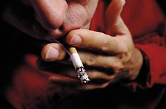 Daglig r&oslash;ykesug blant nordmenn viste en &oslash;rliten nedgang i 1999, men andelen av og til-r&oslash;ykere &oslash;ker. Illustrasjonsfoto