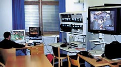 Figur 1   Kontrollrommet ved Intervensjonssenteret for telemedisinsk kommunikasjon. Overf&oslash;ring av inntil 16 skjermbilder og&hellip;