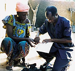 Ambougu&eacute; Karembe, den eneste damen blant medisinmennene vi intervjuet, blir registrert av Department of Traditional Medicine&hellip;