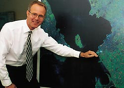 Peter Halken viser &Oslash;resundsbrons sentrale plassering i regionen. Foto T. Sundar