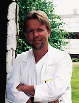 Frode Gallefoss anbefaler allmennlegene &aring; m&oslash;te r&oslash;ykerne med &aring;pne armer fremfor med hevet pekefinger. Foto P. Halvorsen