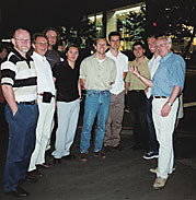 P&aring; gaten i Sydney en v&aring;rkveld, oktober 1999: NTNU dekker flankene, karene sentralt i bildet studerer ved University of New&hellip;