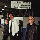 NTNU p&aring; togreise i England, mai 2000. Fra venstre Nina Laeskogen, Wolfgang Laschet og Marit Elin Skr&oslash;dahl