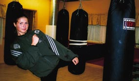 Trude Gundersen sparker i sekker p&aring; trening, men i kamp er det motstanderens hode og mage som er m&aring;let. Foto A.M. Nylenna