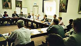 Figur 1    &AElig;rverdige BMJ-koryfeer stirrer fra sine malerier p&aring; professor Paul Glasziou (i gr&aring; skjorte mellom brystkirurg&hellip;