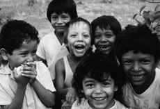 N&aring;r et barn kommer til Sos-barnebyer, blir det der til det kan st&aring; p&aring; egne bein. Foto Sos-barnebyer