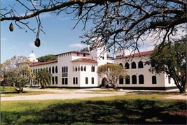 Det nyrestaurerte Ocean Road Hospital, en gang koloniherrenes sykehus, n&aring; landets eneste kreftsykehus. Begge foto forfatteren