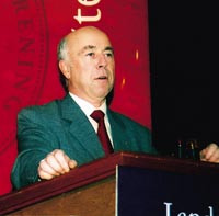 Helseminister Tore T&oslash;nne h&oslash;stet stor applaus da han under &aring;pningen av landsstyrem&oslash;tet la vekt p&aring; at staten m&aring; eie sykehusene&hellip;