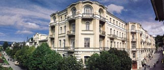 Sommer-Kislovodsk. Dens sol og varme, og de mange mineralkilder og kurbadsentre gjorde byen til et popul&aelig;rt reisem&aring;l i den&hellip;