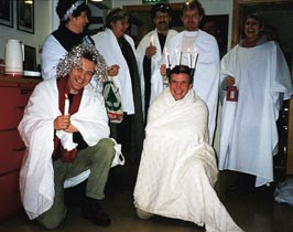  Figur 1    Lucia med sine terner utenfor fakultetsdirekt&oslash;rens kontor, Det medisinske fakultet, Universitetet i Bergen&hellip;