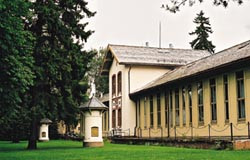 Figur 8    Epidemipaviljong med ventilasjonst&aring;rn, Ullev&aring;l sykehus, Oslo. Fra friskluftinntak i t&aring;rnene gikk kanaler inn til&hellip;