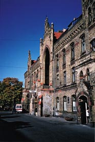 Figur 12    Det tidligere &rdquo;Sykehus nr. 1&rdquo; i Riga, n&aring; akuttmottak (Emergency care hospital). Foto &Oslash;. Larsen 2000