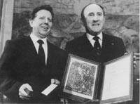 Jevgenij Chazow og Bernhard Lown som stiftet IPPNW, mottok Nobels fredspris 10. desember 1985. Foto fra Nytt fra Norske&hellip;
