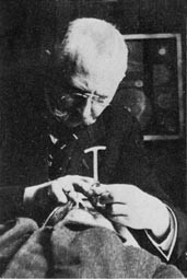  Figur 2    Hjalmar Schi&oslash;tz fortsatte sitt arbeid med tonometeret til opp i h&oslash;y alder