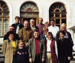 Nordmenn og polakker samlet utenfor terrassen p&aring; et av de psykiatriske sykehjemmene. Foto privat