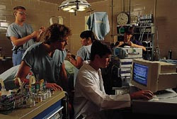 I forskningslaboratoriet. Selv om bildet er arrangert, er personer og utstyr autentisk, jeg vet det for jeg var der selv &hellip;