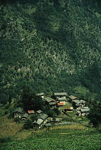 R&oslash;d chilipepper er Kangparas fremste eksportartikkel. Her t&oslash;rkes den p&aring; takene f&oslash;r den b&aelig;res ut for &aring; selges. Alle foto&hellip;