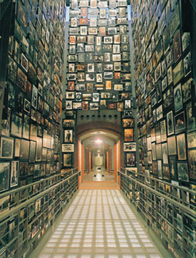 Figur 1  Veggene i et tre etasjer h&oslash;yt t&aring;rnrom er dekket av fotografier fra det blomstrende livet i Eishiskok, en sm&aring;by i&hellip;