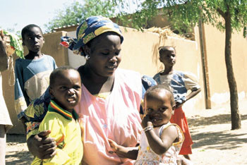Jordmor og barn p&aring; klinikken