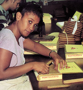 Noen av oss bes&oslash;kte en sigarfabrikk og fikk se produksjon og pakking av ettertraktede kubanske sigarer (4). Vi var ogs&aring;&hellip;