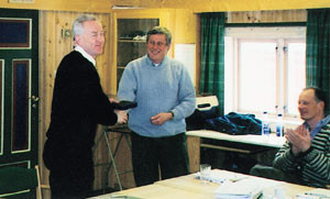 Professor Ole Berg holdt forsamlingen i &aring;nde en hel formiddag og fikk takk av Arne Johannesen