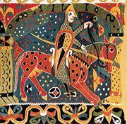 Figur 7   Del av Baldishol-teppet (18), som viser en rytter med ringbrynje og spiss hjelm. Legg merke til likheten med&hellip;