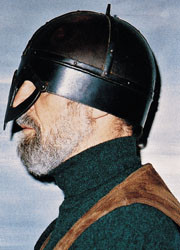 Figur 10   Forfatteren idet han pr&oslash;ver en replika av Gjermundbu-hjelmen. Som det fremg&aring;r av bildet er hjelmen s&aring; stor at den&hellip;