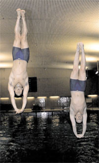 Paul Joachim Thorsen (t.h.) og Vinh Hoang Trinh i Bergen Stupeklubb demonstrerer synkronstup. Foto &Oslash;. Deisz, Bergens Tidende