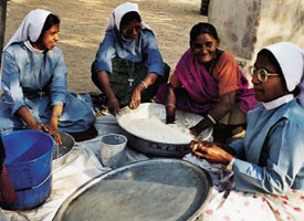 Figur 1   Nonner baker br&oslash;d til en katastroferammet befolkning. Alle foto R. Bremer Fj&aelig;r