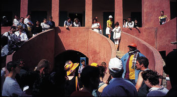 Slavehuset. Guiden har r&oslash;d lue. Gjennom den vestvendte d&oslash;r&aring;pningen nederst i midtre del av bildet gikk slavene ut og om bord&hellip;