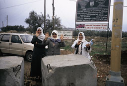 Sykepleiere ved en avstengt (barrikadert) vei til en palestinsk landsby