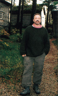 Hobbyen til allmennpraktiker Jarle Hjart&aring;ker er &aring; samle p&aring; hus som han selv har restaurert. Begge foto A.M. Nylenna