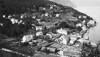 Det var ei vakker, lita bygd dokterparet kom til i 1924. Hotellet og doktergarden p&aring; Stranda fremst til venstre. Foto Martin&hellip;