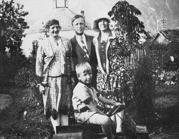 Dr. Torgersen med sine to kvinner, Aslaug og Ruth, og &rdquo;sj&aring;f&oslash;r&rdquo; Edgar i dokterhagen. Privat foto. Ukjend fotograf