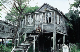 Fra boligomr&aring;det i Georgetown. De fleste hus st&aring;r p&aring; s&oslash;yler av betong eller t&oslash;mmer. Nederlenderne anla diker mot&hellip;