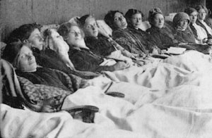 Figur 3   Liggekuren skulle skaffe pasientene hvile. Flere timer daglig l&aring; de i utend&oslash;rs overdekkede liggehaller, som her p&aring;&hellip;